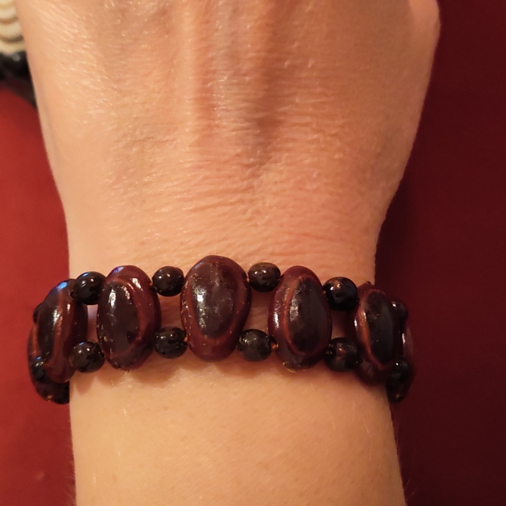 Adjustable bracelet, made of organic materials